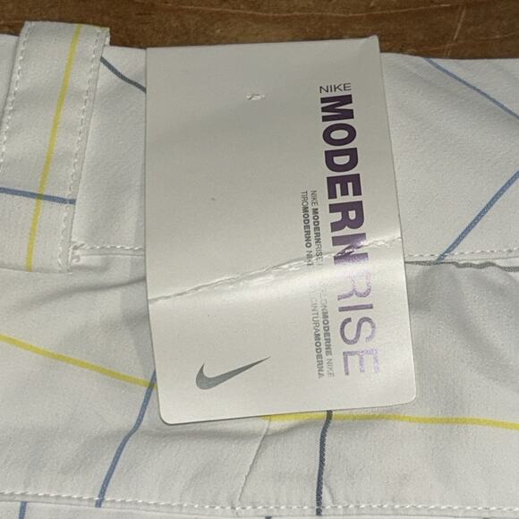 Woman’s Nike Dri-Fit Golf Bermuda Shorts White w/blue & yellow stripes Size 6 - Picture 5 of 11